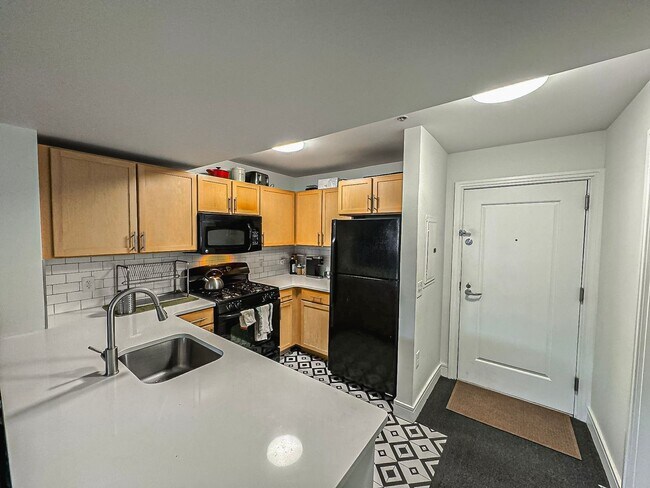Foto del edificio - Bright and Sophisticated Studio Minutes Away from The Warf With Storage, Parking & Utilities Incl...