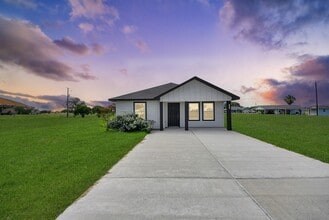 Building Photo - 688 Swallow Dr