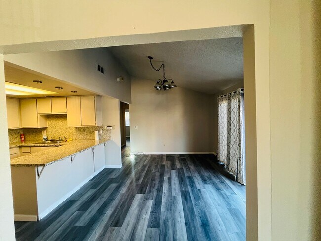 Building Photo - Updated 2 Bedroom Half-Plex