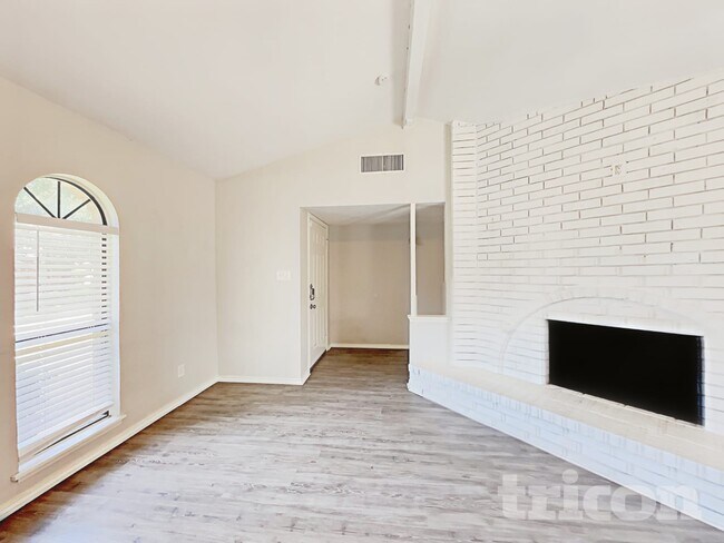 Foto del edificio - 7541 Christie Ln