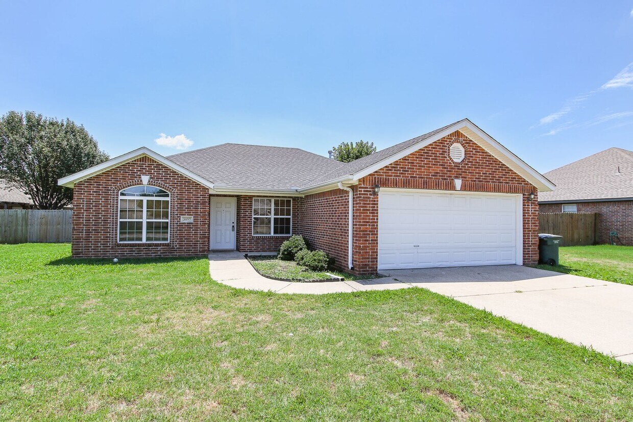 Primary Photo - A Great West Fayetteville Home