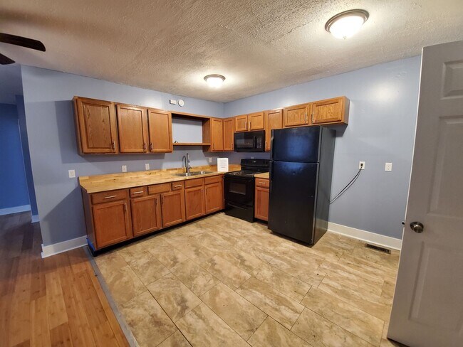 Building Photo - 3 Bedroom House Now Available!!!!  Move in...