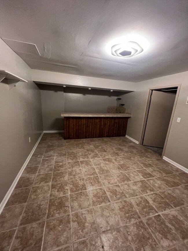 Building Photo - 3 Bedroom House