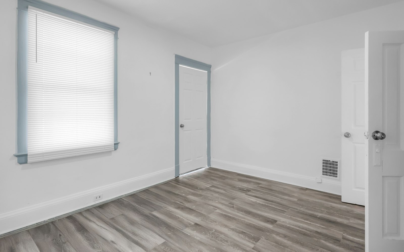 15322 Yorick Ave Cleveland, OH 44110 – photo 5