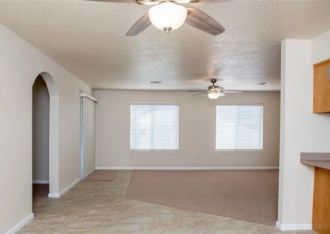 Foto del edificio - Four Bedroom SOLAR Home in Mesa Del Sol!