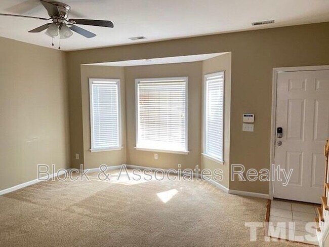 Building Photo - 2833 Bennington Dr