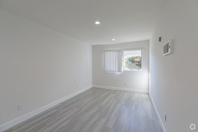 2BR, 1BA - 825SF - The Ridge Apartments
