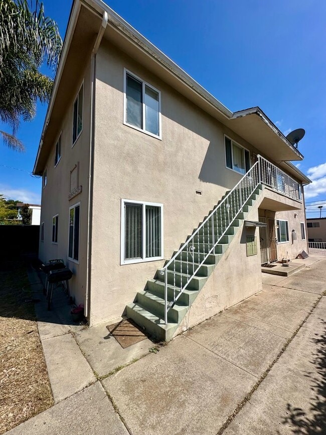 Building Photo - Available Now--3 bedroom 1 bath apartment walking distance to USD campus