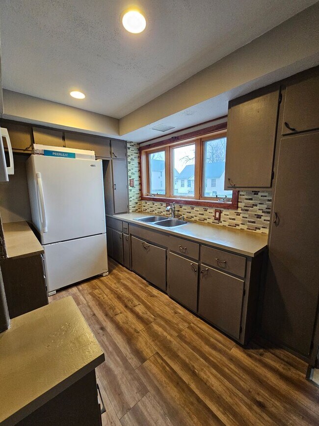 Foto del edificio - 1542 W 16th St. Davenport, IA 52804 - 3 ca...