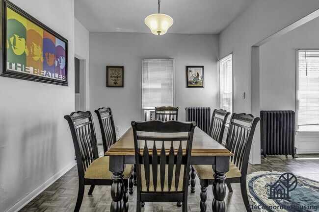 Foto del edificio - Furnished 2-Bedroom Second-Floor Apartment Near Elmwood Village