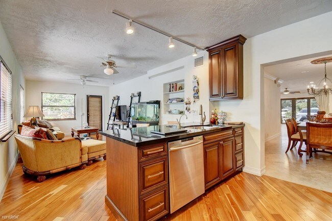 Building Photo - 2 br, 2 bath  - 900 E Hillsboro Blvd