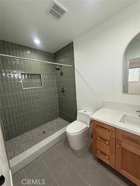 Building Photo - 662 E 87th St