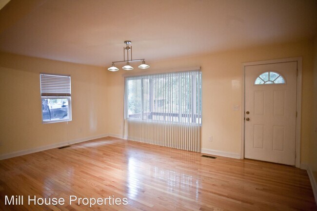 Building Photo - 4 br, 3 bath House - 404 Knolls St.