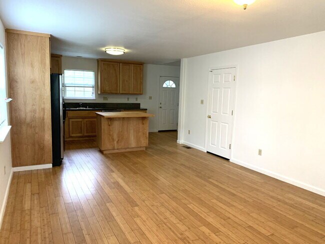 Foto del edificio - Spacious townhome within walking distance ...