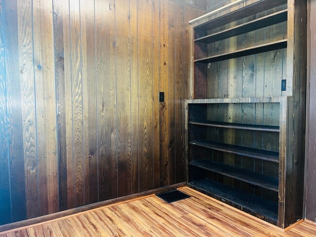 Building Photo - Beautiful 4 bedroom 2 bathroom home in Lagrange! Must see!