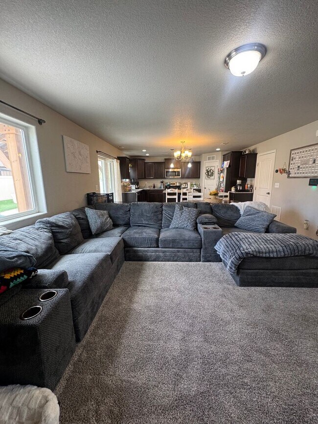 Foto del edificio - 3 Bed 2.5 Bath Home in Fountain Available in June