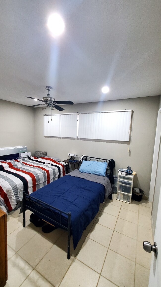 Spacious master bedroom _2 - 1160 NE 24th Ave