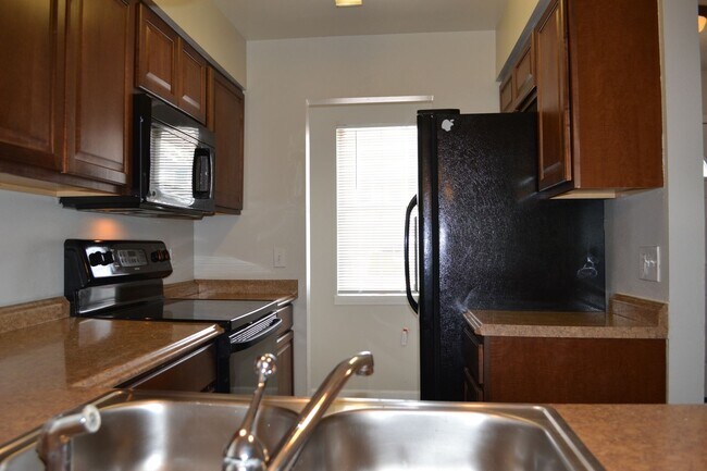Building Photo - Updated 2 Bedroom Townhome w/ Unfinished B...
