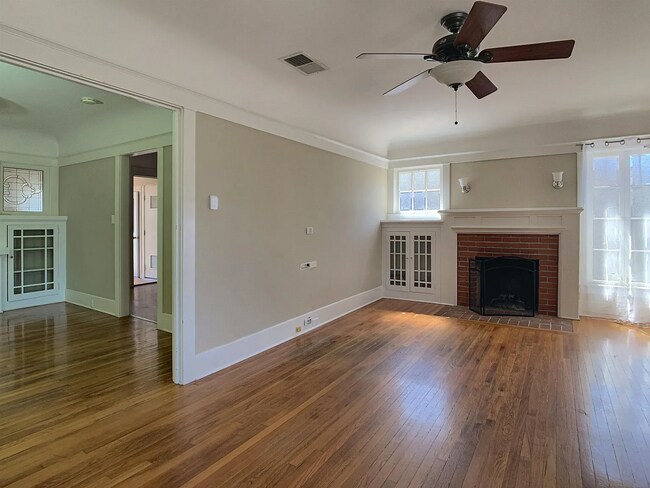 Foto del edificio - Charming Home with Prime Location & Ample Living Space