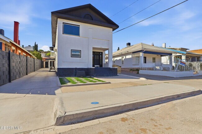 Building Photo - 505 E Cliff Dr