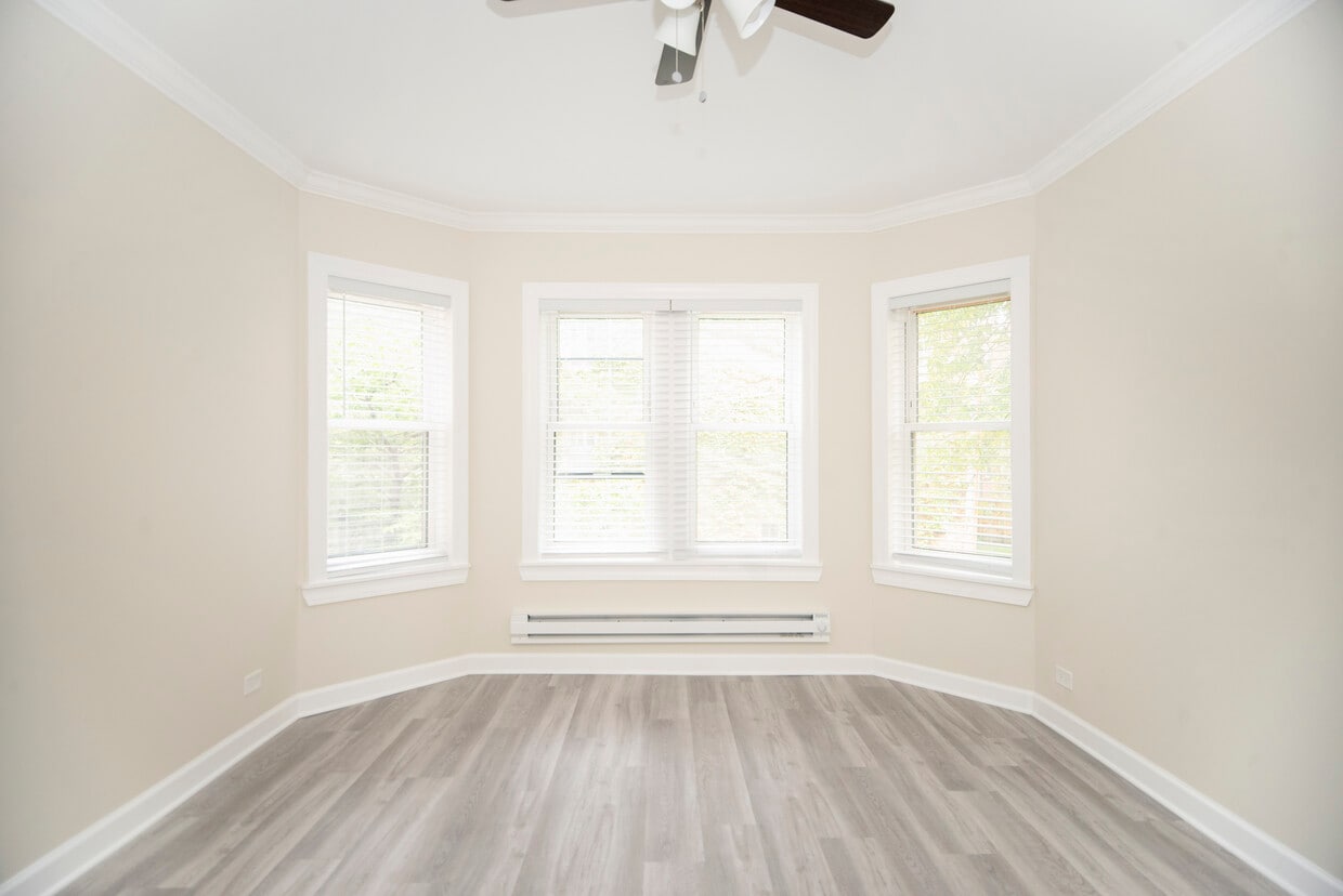 Photo - 646 W Roscoe St (Chicago, IL)