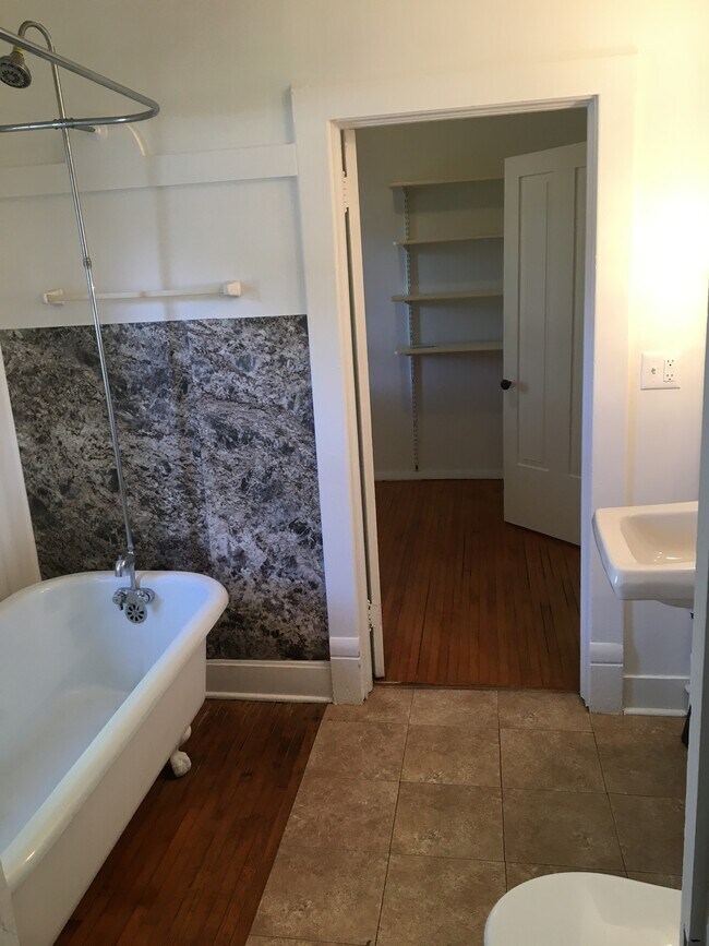 624 E Mill St Unit lower, Plymouth, WI 53073 Apartments Plymouth, WI