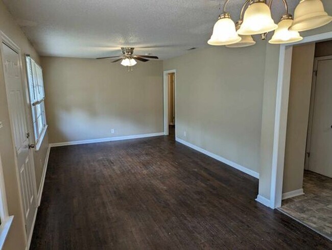 Building Photo - 3 Bedroom 2 Bath Home for Rent