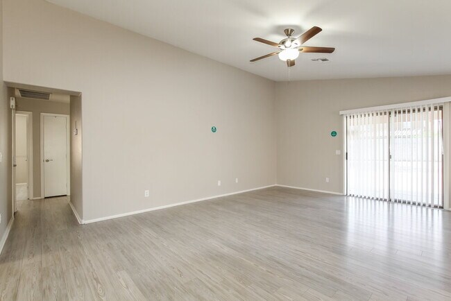 Foto del edificio - 2036 E Danbury Rd