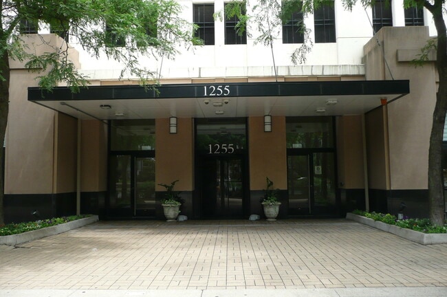 Foto del edificio - 1255 S State St