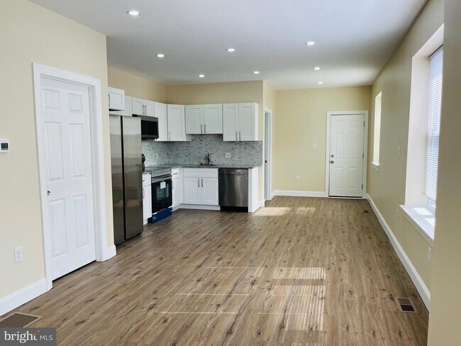 Building Photo - 633 S 57th St