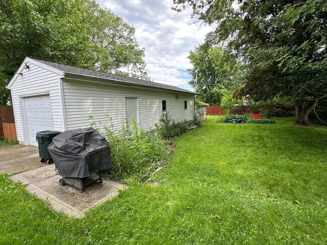 Building Photo - Well Maintained 2-Bed Home