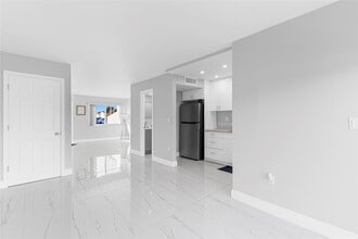 Building Photo - 5925 SW 36th Ct