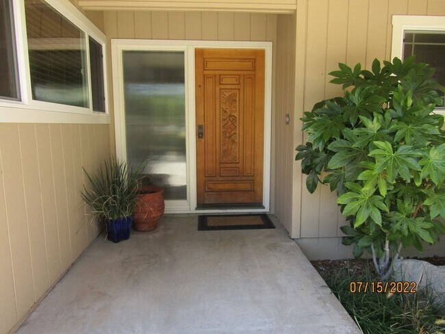 Foto del edificio - Beautiful updated 3 bed 2.5 bath home with...