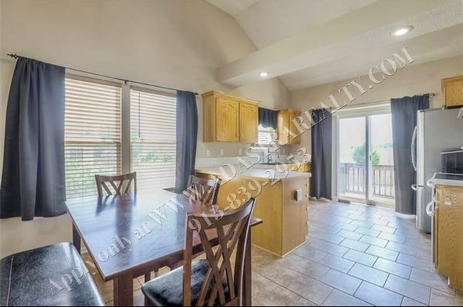 Building Photo - Beautiful California Split in Spring Hill ...