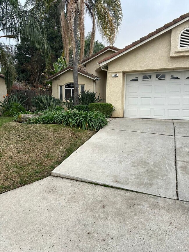 Building Photo - 3/2 Granville in NW Fresno. 3 car garage a...