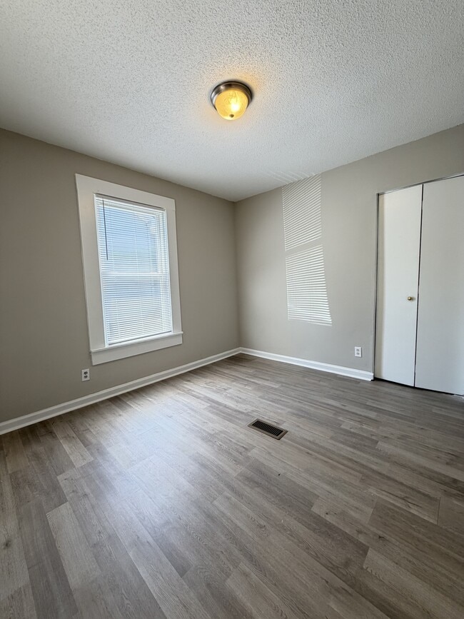 Building Photo - 919 N Walnut St