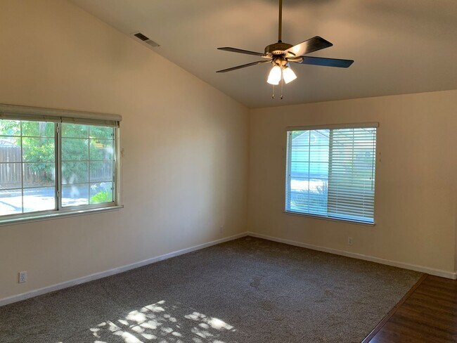 Foto del edificio - Updated 3 bedroom 2 bathroom close to Meri...