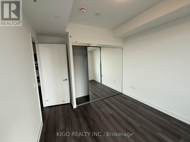 Building Photo - 448 Burnhamthorpe Rd W