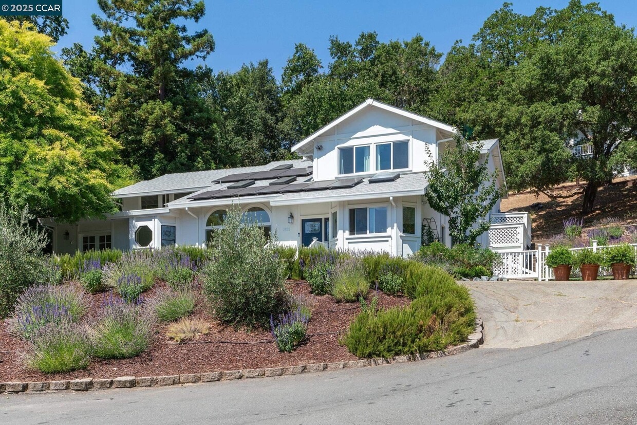 Primary Photo - 3555 Old Mountain View Dr