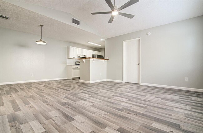 Foto del edificio - 8112 West Gate Blvd