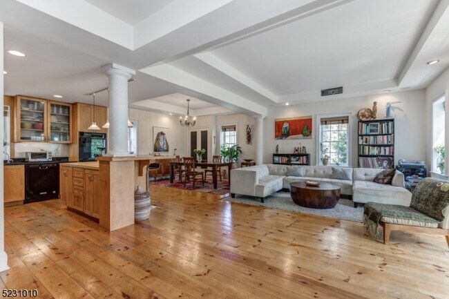 Foto del edificio - 384 Warwick Ave