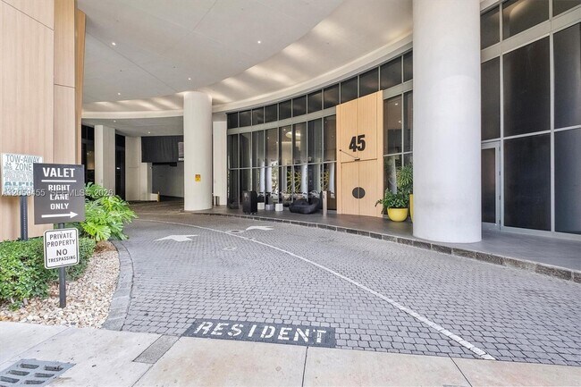 Foto del edificio - 45 SW 9th St