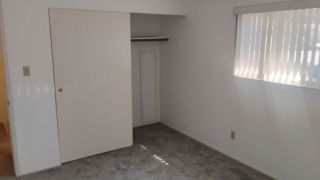 Foto del edificio - 8732 Woodman Way