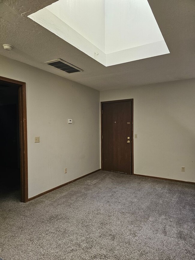 Building Photo - One Bedroom Apartment Downtown