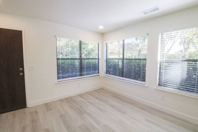 Foto del edificio - 2 Bed, 2 Bath Townhome in San Luis Obispo!