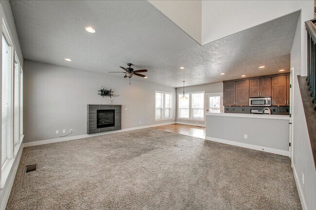 Foto del edificio - Modern 2 Story Home in North End!