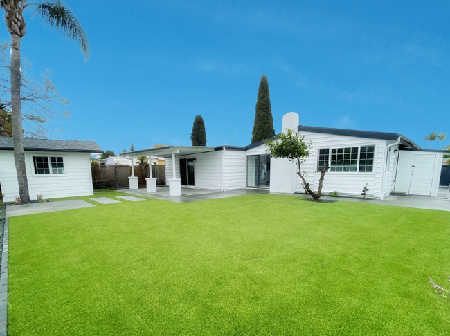 Patio trasero con cobertizo de almacenamiento - 8976 Hammond Dr
