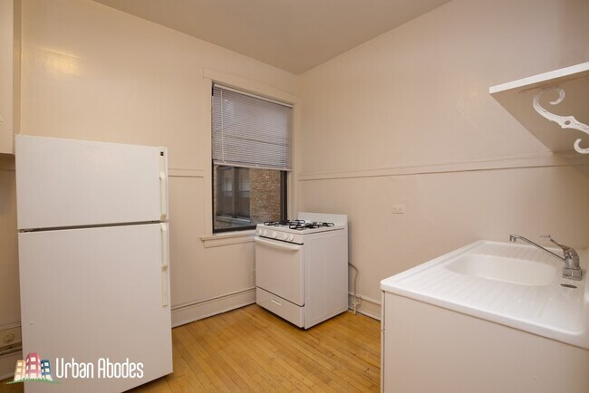 Building Photo - 1305 Oak Ave