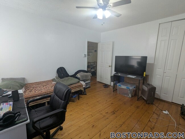 Building Photo - 247 Roxbury St