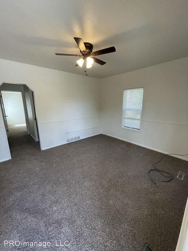 Building Photo - 2 br, 1 bath House - 596 College St.